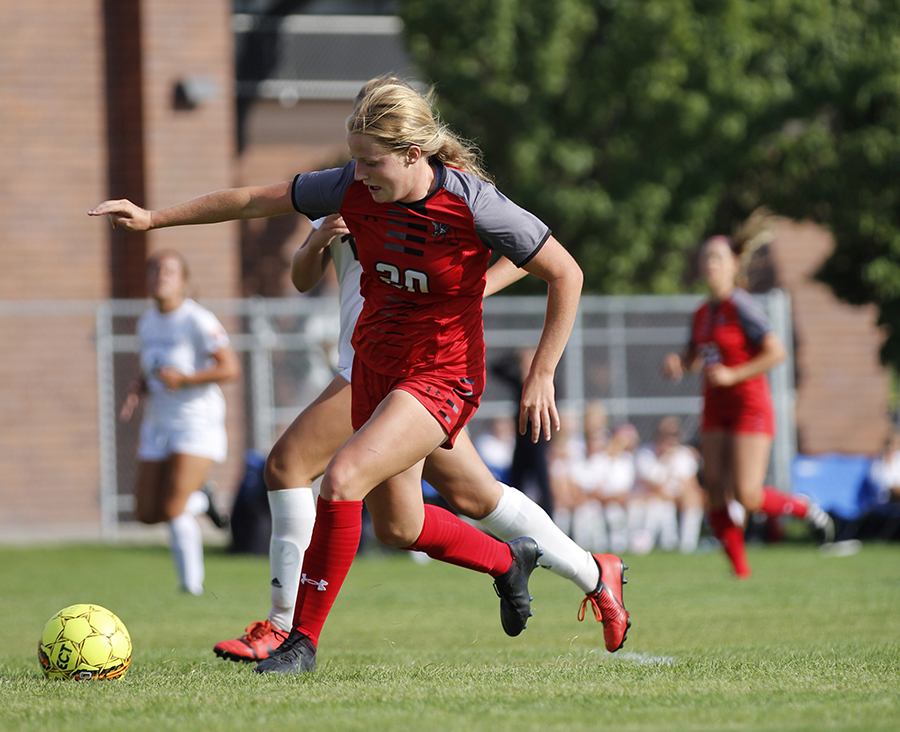 Leah+Lowry+stays+focused+on+moving+the+ball+downfield.+Choach+Hyer+credits+teamwork+for+the+teams+success+in+both+region+and+state+play.