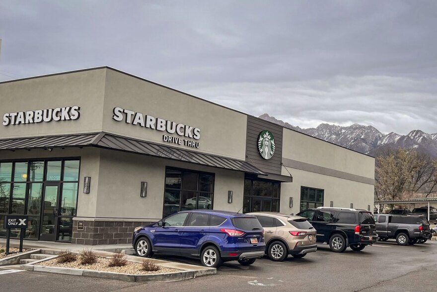 Utah+Starbucks+works+at+the+4th+and+4th+store+and+Cottonwood+Heights+join+the+national+push+to+unionize.+