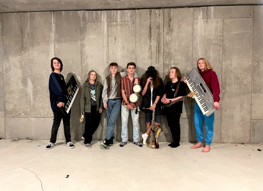 The+Dirty+dogs+posed+for+a+publicity+photo.+Members+include+Brennan+Johnson%2C+Kadie+Donahue%2C+Oliver+Demke%2C+Jake+Hillstead+Kael+Forsythe-Barker%2C+Rock+Elder%2C+and+Henry+Hohl.